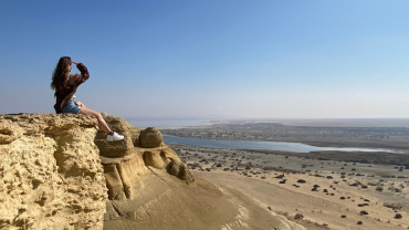 From Cairo: 4x4 Desert Safari with Sandboarding, Camel Ride, Magic Lake, and Lunch